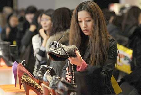 Mac sanh dieu, mat day phan moi duoc mua hang hieu? hinh anh