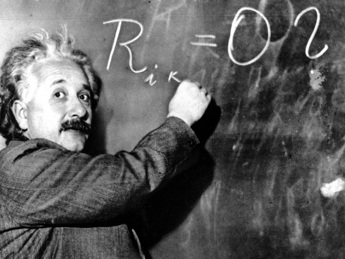1. Albert Einstein Einstein đã trải qua hai năm đầu tiên sau tốt nghiệp trường Đại học Bách khoa Thụy Sĩ mà không có một công việc chính thức nào, bởi phần lớn các giáo sư từ chối đề nghị cho ông giảng bài. Mặc dù chuyên ngành của ông là giảng dạy vật lý và toán học nhưng công việc đầu tiên của ông lại là thư ký phòng Sáng chế Thụy Sĩ, khi được người bạn Marcel Grossmann giới thiệu, vào năm 1902. Cha của Einstein đã qua đời sau đó, với suy nghĩ rằng con trai ông là một người thất bại.