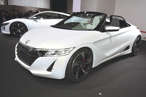 Honda S660  Honda S660 với thiết kế độc đáo Hãng xe Nhật này đã quyết định đưa mẫu S660 concept vào sản xuất hàng loạt. Thiết kế độc đáo của Honda đã gây được sự chú ý của giới mê xe. S660 sẽ cạnh tranh trực tiếp với đối thủ đồng hương là Daihatsu Copen. S660 concept là phiên bản cải tiến của EV-STER concept chạy điện mà Honda từng cho ra mắt tại Tokyo vào năm 2011.  Nhưng thay vì động cơ điện, S660 sử dụng động cơ tăng áp 3 xi-lanh dung tích 660cc. Sức mạnh 64 mã lực truyền tới trục trước qua hộp số SVT.