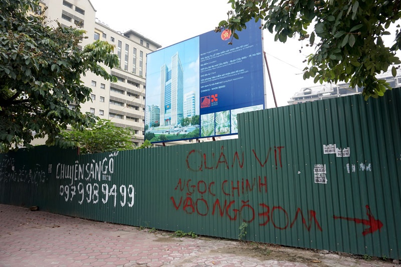 Các dòng chỉ dẫn thế này nhan nhản trên tường bao các khu đất dự án quanh khu đô thị mới thuộc quận Cầu Giấy.