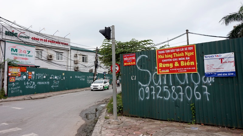 Tường bao các khu đất dự án đoạn giao cắt giữa đường Tố Hữu và Lương Thế Vinh cũng chi chít những dòng rao vặt. 