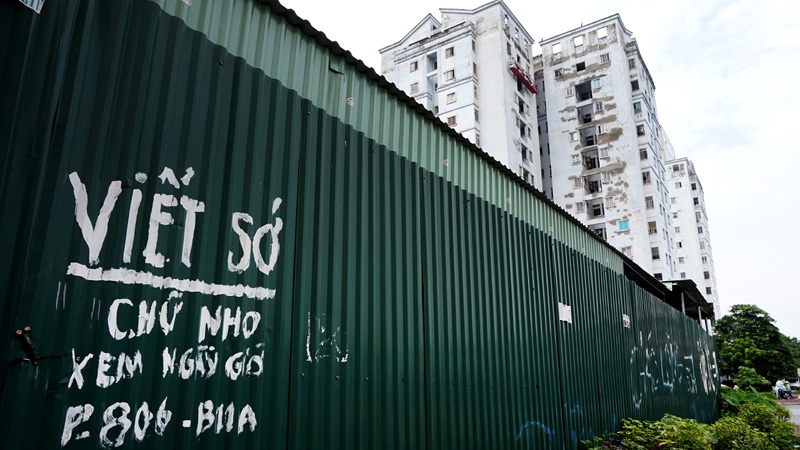 Rao vặt dịch vụ viết sớ, xem bói tại một khu đất dự án thuộc khu Nam Trung Yên.