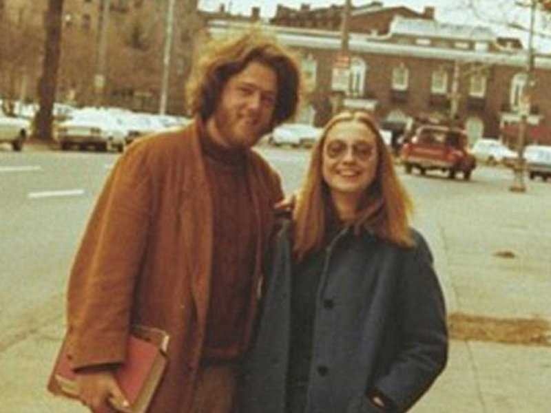 2. Hillary Clinton Sau khi đưa ra một bài phát biểu tốt nghiệp gây tranh cãi tại đại học Wellesley, Ngoại trưởng tương lai đã tới Alaska, nơi bà đã rửa bát suốt mùa hè tại Công viên Quốc gia Mt. McKinley và làm việc ở nhà máy chế biến cá hồi. Clinton đã viết cuốn sách “ Living History “chia sẻ rằng công việc chế biến cá hồi đòi hỏi bà phải “đi ủng cao tới đầu gối và đứng trong vũng máu khi bỏ ruột cá hồi bằng một chiếc thìa” Sau đó bà đã bị sa thải vì nói với người giám sát rằng một số cá nhìn rất kém chất lượng. Bà còn đùa rằng công việc đó đã cho bà nhiều kinh nghiệm khi ở Washington. Về sau Clinton theo học đại học Luật Yale, nơi bà gặp chồng tương lại, ông Bill.