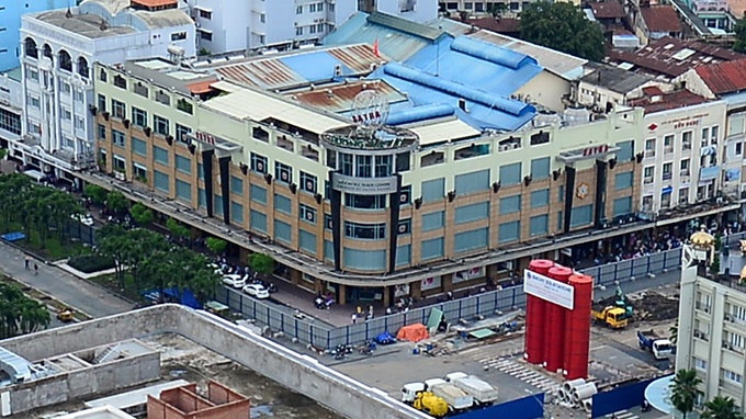 Khu vực thương xá Tax đang được rào chắn để thi công công trình tháp thông gió ga nhà hát thành phố của tuyến metro số 1.