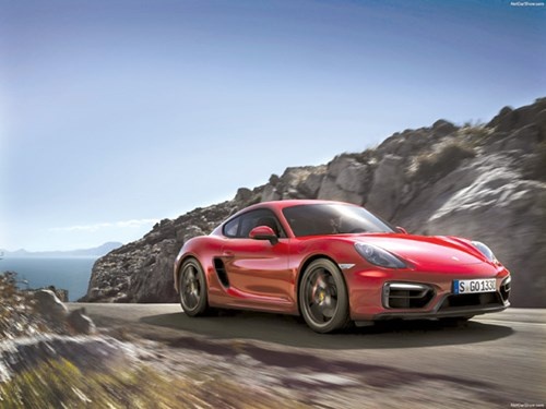 2015 Porsche Boxster GTS và Cayman GTS  2015 Porsche Cayman GTS thể thao Bộ đôi xe thể thao mới của Porsche có công suất tăng 15 mã lực so với chiếc Boxster S và Cayman S. Cả hai xe được trang bị hộp số sàn 6 cấp tiêu chuẩn và có tùy chọn hộp số tự động bảy cấp.  Porsche Boxster GTS được trang bị động cơ 6 xi-lanh 3,4 lít, công suất tối đa 330 mã lực, tăng tốc từ 0 - 100km trong 4,7 giây, đạt tốc độ tối đa 281km/h.  Porsche Cayman GTS với động cơ 6 xi-lanh 3,4 lít tương tự nhưng có công suất đến 340 mã lực, cho phép xe tăng tốc từ 0 - 100km trong 4,6 giây, tốc độ tối đa 285km/h.