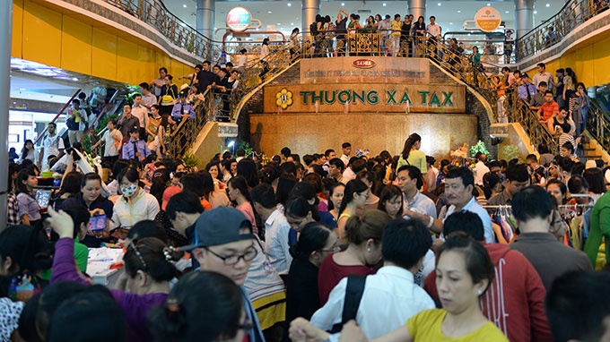 Trong khi đó, khu vực sảnh chính thương xá Tax tập trung hàng ngàn người đến mua sắm hàng giảm giá.