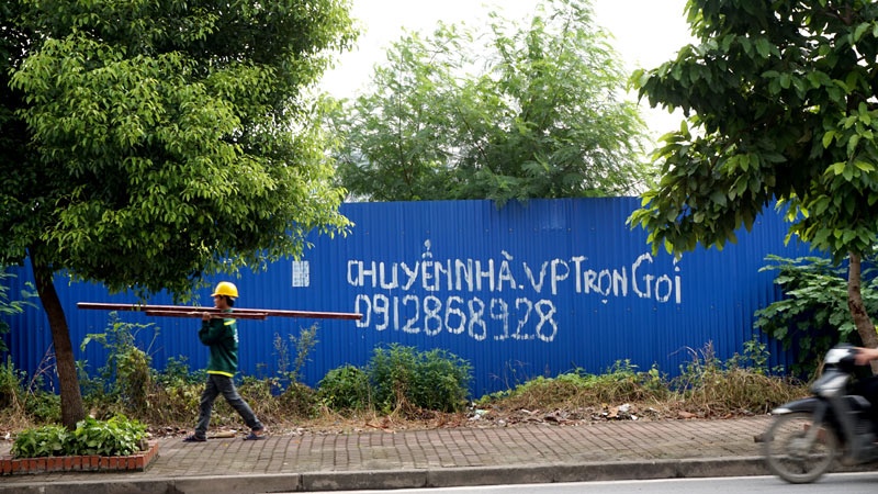 Rao vặt trên tường bao khu đất dự án mặt đường Nguyễn Chánh.