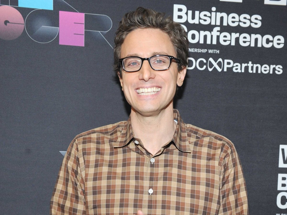 5. Jonah Peretti Một thời gian ngắn sau khi tốt nghiệp đại học tại Santa Cruz, California năm 1996. Người sáng lập BuzzFeed đã trở thành giảng viên tại New Orleans. Tại đó, Peretti đã dạy học sinh cách sử dụng Microsoft Office, chương trình trò chơi và xây dựng websites. Anh đã trình bày kế hoạch bài giảng của mình tại hội nghị công nghệ và giáo dục, nơi đã dẫn anh theo đuổi mục tiêu lấy bằng thạc sỹ tại MIT Media Lab. Tại MIT Media Lab, anh đã tạo ra virut đầu tiên của mình khi viết một email cho hãng Nike vì từ chối in từ “weatshop” lên giày cho khách.