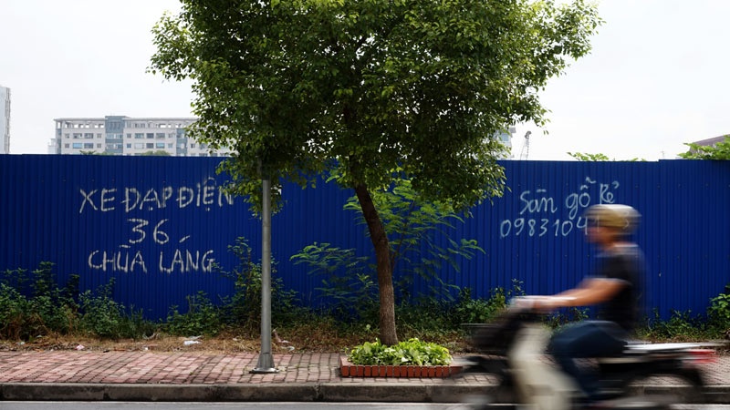 Một biển rao vặt khác cũng trên tường bao khu đất dự án mặt đường Nguyễn Chánh.