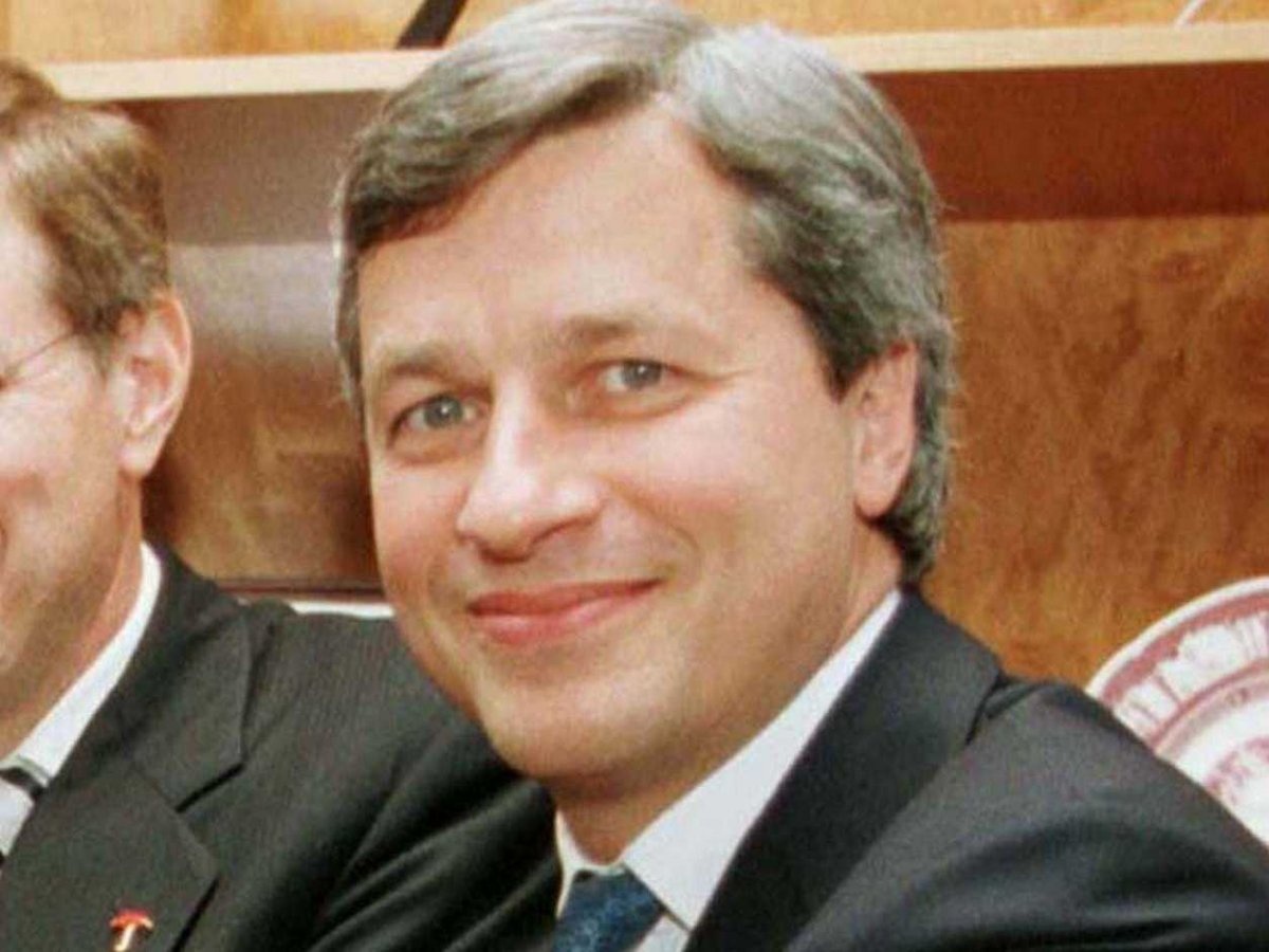 6. Jamie Dimon Chủ tịch kiêm giám đốc điều hành JPMorgan Chase đã mất rất nhiều năm tại Boston, nơi ông tốt nghiệp Tufts năm 1978. Ông đã dành hai năm tiếp theo làm việc tại Trung tâm Quản lý Tư vấn Boston trước khi ghi danh vào trường Kinh tế Harvard.