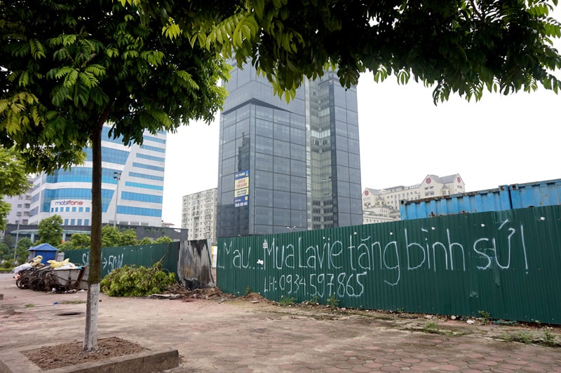 Tường bao thường được dựng bằng các tấm tôn phủ sơn rất dễ làm nổi bật những dòng chữ rao vặt.