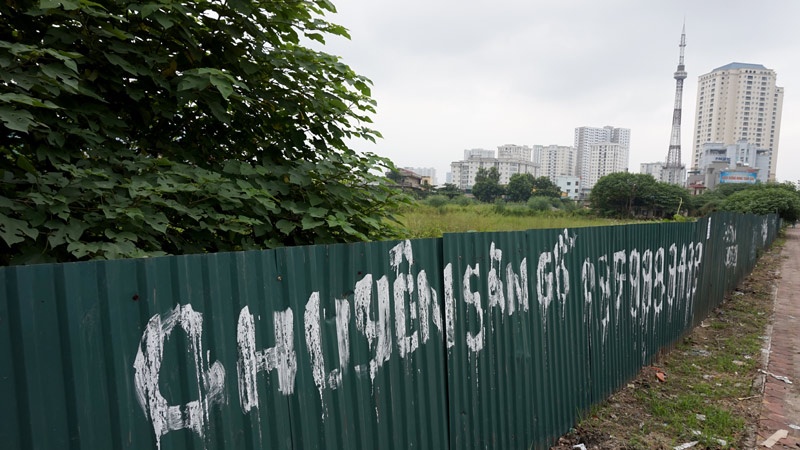 Những tường bao các khu đất dự án nằm dọc hai bên đường Tố Hữu đều được sơn những dòng rao vặt nguệch ngoạc.