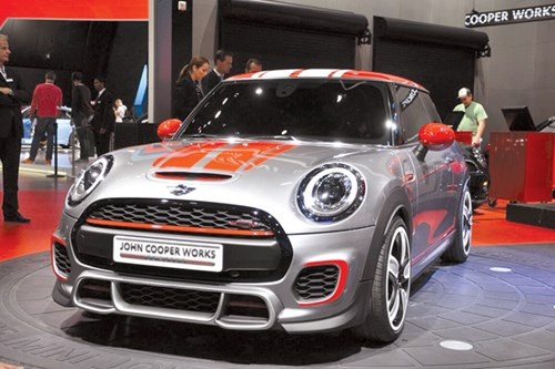 2015 Mini Cooper JCW  Không lâu sau khi giới thiệu phiên bản 2015 Cooper Countryman và Cooper Paceman, hãng Mini tiếp tục trình làng phiên bản hiệu suất cao 2015 Mini Cooper JCW dáng vẻ thể thao khỏe khoắn hợp tác với hãng độ xe John Cooper Works.  Hình dáng bên ngoài của phiên bản JCW tương tự các bản tiêu chuẩn, gồm đèn pha tinh chỉnh, khung lưới tản nhiệt mới, ngoại thất nổi bật với những chi tiết mạ crôm.  Cỗ máy JCW quen thuộc 1,6 lít 4 xi lanh tăng áp có công suất mới 218 mã lực so với 208 mã lực của phiên bản cũ. Hệ dẫn động vẫn là loại 4 bánh, khách hàng vẫn có thể lựa chọn hộp số sàn 6 cấp hoặc số tự động 6 cấp. Thời gian tăng tốc từ 0 - 96km khoảng 6,8 giây.  Nội thất nhìn chung không thay đổi nhiều. Một vài nâng cấp cho bảng điều khiển, đường viền crôm xung quanh khe điều hòa. Quan trọng nhất là hệ thống thông tin giải trí nâng cấp Mini Connected.