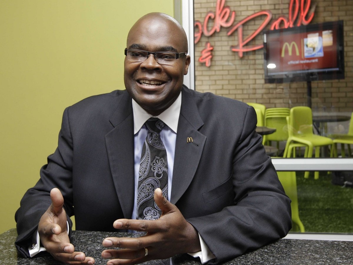 8. Don Thompson Giám đốc điều hành hiện nay của McDonald đã tốt nghiệp kỹ sư điện tại đại học Purdue năm 1984 và làm việc cho hệ thống phòng thủ của công ty hàng không Northrop Grumman ngay sau đó. Sáu năm sau, McDonald gọi cho ông về một công việc kỹ thuật, nhưng Thompson nghĩ rằng ông được gọi bởi công ty McDonnell Douglas, một nhà thầu đối thủ. Sau đó, Thompson hỏi khi nào ông có thể đến phỏng vấn cho công ty McDonnell Douglas tại St. Louis, nhưng người tuyển dụng giải thích rằng ông sẽ làm việc với Hamburger của MrDonald. Thompson nổi tiếng trả lời, “ Bạn nhầm người rồi, bởi vì tôi sẽ không nướng hamburger cho bất kỳ ai”. Sau một chuyến thăm với kỹ sư McDonald, Thompson cuối cùng đã trở thành người thiết kế robot vận chuyện thực phẩm và sau này trở thành CEO của McDonald.