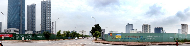 Những tường bao các khu đất dự án hiện bỏ không thuộc khu đô thị Nam Trung Yên dày đặc rao vặt.