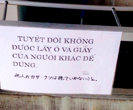 Bức ảnh cảnh báo không được lấy ô và giầy của người khác khiến cộng đồng mạng xôn xao