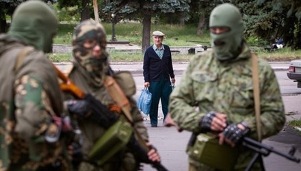 Truy tim luc luong bi an tham chien tai mien dong Ukraina hinh anh