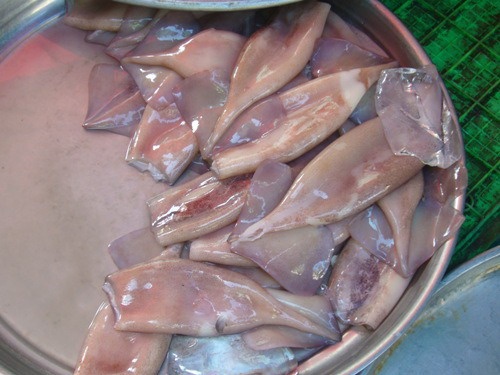 Để che mắt người tiêu dùng, người bán cắt bỏ đầu để  giấu nguồn gốc mực 