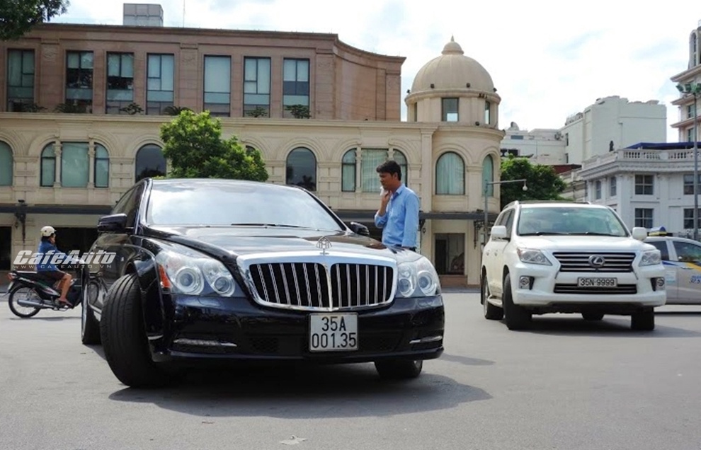 Cap doi xe sang Ninh Binh tren duong pho Ha Noi hinh anh