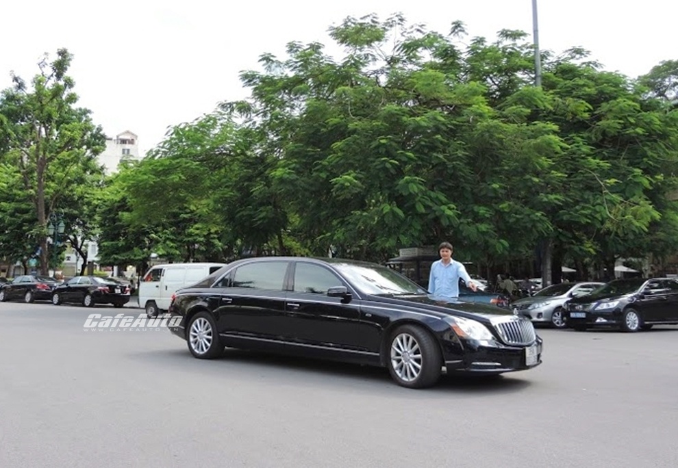 62S là phiên bản đặc biệt của Maybach 62 với những cải tiến đáng kể về ngoại và nội thất. Mặt nạ 11 nan thay cho 23 nan như trên bản thường.  Nguồn: Cặp đôi xe sang Ninh Bình trên đường phố Hà Nội Cafeauto.vn http://cafeauto.vn/kham-pha/cap-doi-xe-sang-ninh-binh-tren-duong-pho-ha-noi-7934.html#ixzz3B53GPVfE