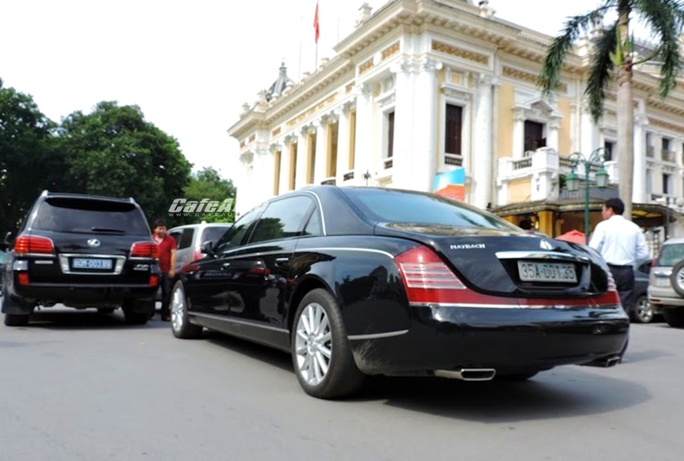 Xe có cặp ống xả hình tứ giác rất thể thao cùng với cụm đèn LED trải dài cả đuôi xe. Mức giá của Maybach 62s tại Việt Nam vào khoảng <abbr class=