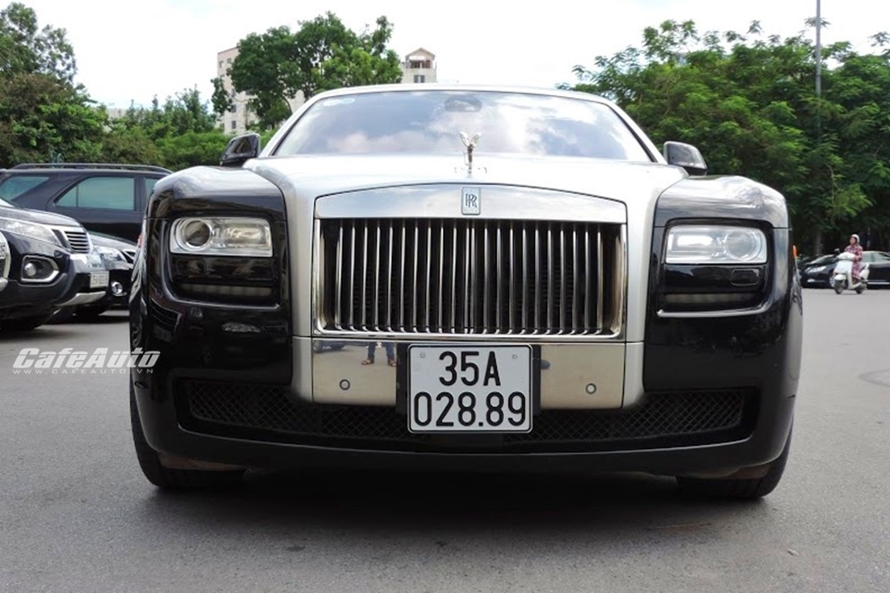Kế đến là Rolls-Royce Ghost EWB. 