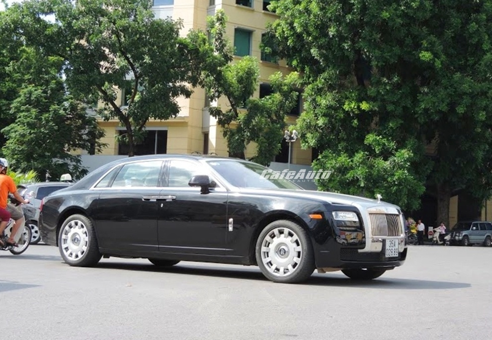 Đây là phiên bản trục cơ sở kéo dài của Ghost và là 1 trong 2 chiếc hiếm hoi tại Việt Nam.  Nguồn: Cặp đôi xe sang Ninh Bình trên đường phố Hà Nội Cafeauto.vn http://cafeauto.vn/kham-pha/cap-doi-xe-sang-ninh-binh-tren-duong-pho-ha-noi-7934.html#ixzz3B53a0TIw