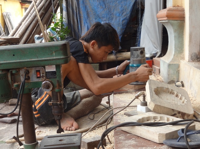 Thị trường khuôn bánh trung thu ngày càng phát triển, đa dạng, phong phú, tuy nhiên loại khuôn gỗ truyền thống vẫn là lựa chọn hàng đầu của các cơ sở sản xuất bánh trung thu.