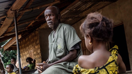 Ngoi lang 'ma am' o tam dich Ebola hinh anh