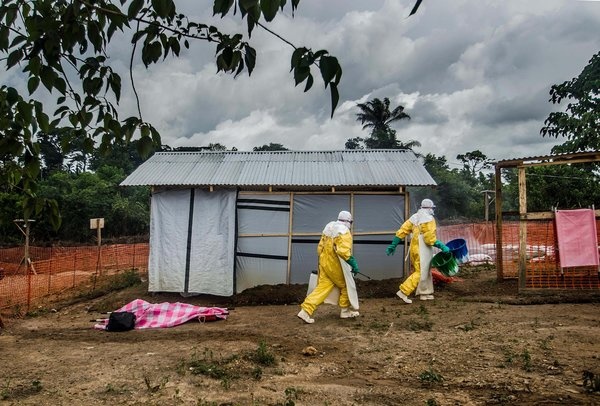 Thi thể một người đàn ông chết vì Ebola ở Tây Phi.