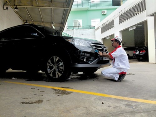 Kinh tế khó khăn đã kéo theo các salon bán xe hơi cũ gặp khó.