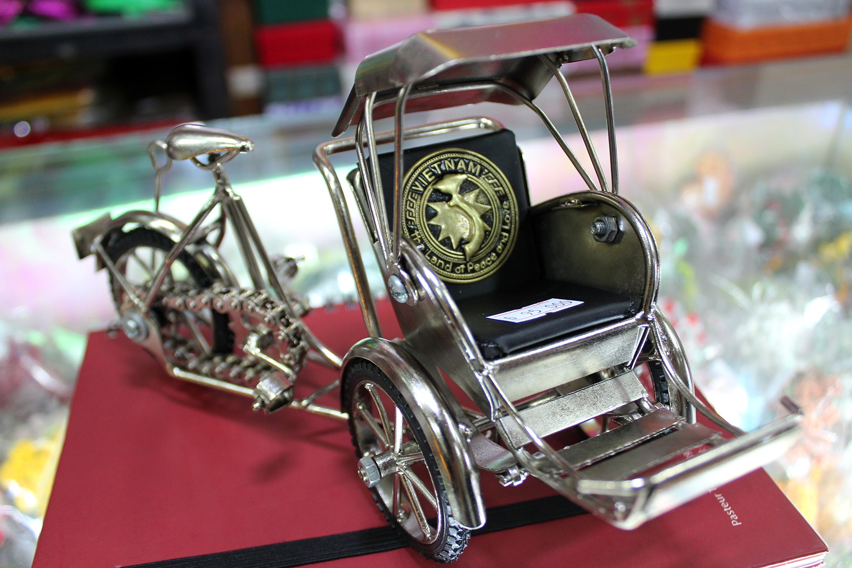 Hang luu niem bang phe pham xe may doc dao o Sai Gon hinh anh