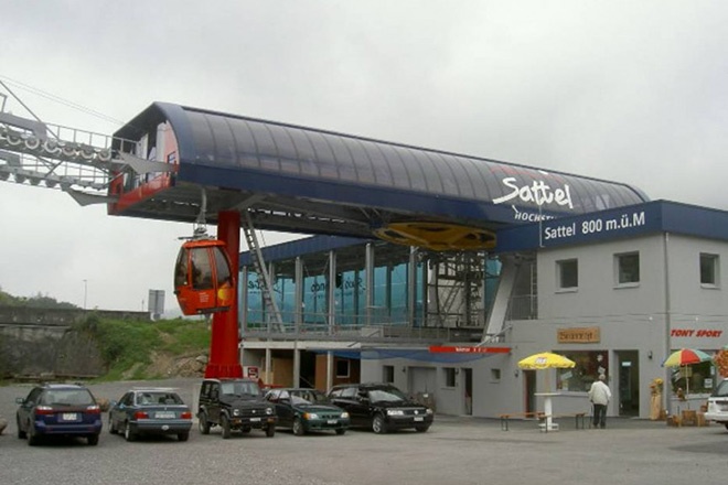 10. Nhà hàng Stuckli Sky Dining - Dinner ở Sattel, Thuỵ Sỹ Nhà hàng trên tháp treo ở núi Alpes này cũng mang tới cho khách hàng những trải nghiệm có một không hai khi ngắm mặt trời lặn trên một trong những dãy núi cao nhất thế giới.”  