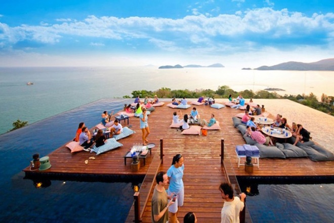 11. Nhà hàng 360 độ ở Phuket, Thái Lan Nhà hàng này nằm ở trên đỉnh một ngọn đồi gần bãi biển tuyệt đẹp Layan ở Phuket, Thailand. Từ đây, thực khách có thể ngắm biển Andaman trong một không gian hoàn toàn khoáng đạt giữa thiện nhiên và thưởng thức các món ăn đậm chất Thái Lan.