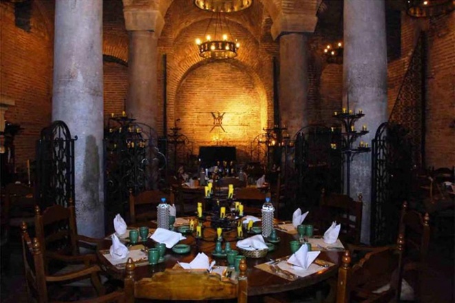  12. Nhà hàng Sarnic ở Istanbul, Thổ Nhĩ Kỳ Nhà hàng này nằm ở một địa điểm mang tính lịch sử và độc đáo xây từ thời La Mã  cách đây hơn 1.000 năm. Tại đây các thực khách có thể thưởng thức các món ăn địa phương, nghe nhạc và tìm hiểu về lịch sử.