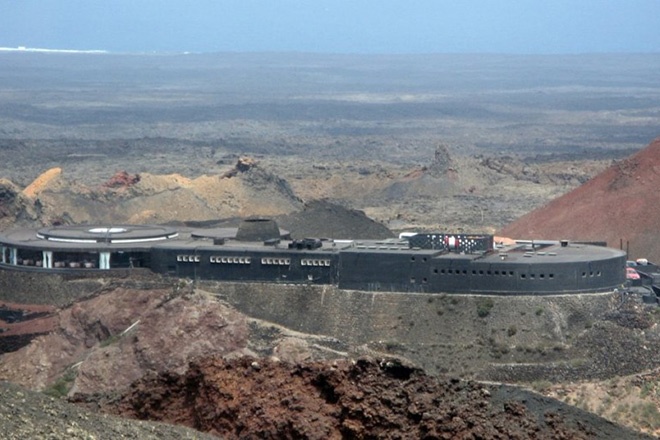  13. Nhà hàng El Diablo Restaurant ở Teguise, Tây Ban Nha Đây là nơi duy nhất bạn có thể ăn thịt nướng trên một khe núi lửa vẫn đang âm ỉ hoạt động. Khe của ngọn núi lửa ở công viên quốc gia Timanfaya này có đường kính khoảng 1,8m và nhà hàng được xây dựng trên 6 tầng đá bazan để đảm bảo sự an toàn của khách hàng dù trên thực tế ngọn núi lửa này đã ngừng phun trào từ thế kỷ 19.