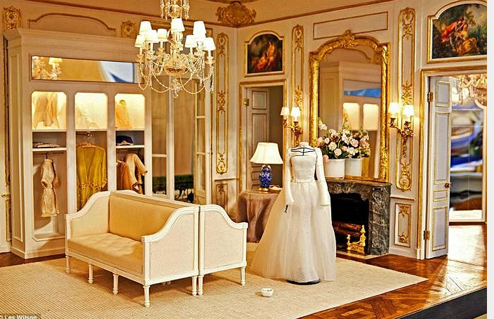  Ngôi nhà 4 tầng nằm ở Đại lộ St Germain, thành phố Paris từ thế kỷ 19, đã được tái hiện một cách sinh động với những đường gờ hoặc đồ nội thất làm từ vàng, bạc, kính màu. Tất cả đều được hai nghệ sĩ thực hiện hoàn toàn bằng tay.