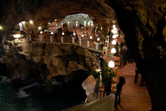  2. Nhà hàng Grotta Palazzese ở Polignano a Mare, Italy Nhà hàng nằm ở phía Nam nước Italy này chỉ mở cửa trong những tháng mùa hè, thời điểm mà các thực khách có thể ngắm những cảnh tượng tuyệt đẹp trong hang động đá vôi.