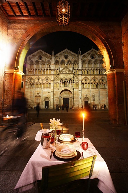  3. Nhà hàng Outdoor pop-up dinners ở Ferrara, Italy Nhà hàng sang trọng, kín đáo và lãng mạn này mang lại những trải nghiệm tuyệt vời ở ngoài trời. Nơi đây cung cấp những bữa tối bí mật trong 1 ngày trong năm. Để tham dự sự kiện này, khách hàng có thể mua vé đặt bàn và để lại số điện thoại. Nhà hàng sẽ nhắn 3 tin nhắn để thông báo 3 địa điểm khác nhau để ăn đồ khai vị, đồ ăn chính và đồ tráng miệng. Cả 3 địa điểm ăn các món trên đều có nhạc và cảnh đẹp cho thực khách chiêm ngưỡng.