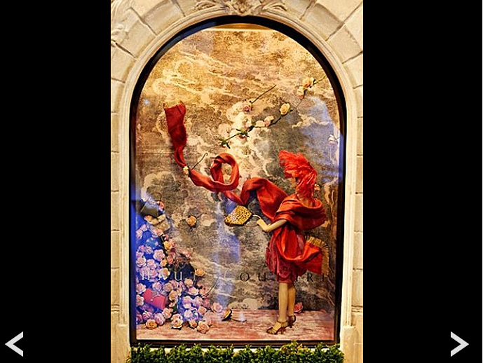 Còn đây là hình ảnh phía sau khung cửa sổ một cửa hiệu thuộc ngôi nhà 4 tầng, với ma nơ canh diện một bộ trang phục màu đỏ rực rỡ, kèm khăn choàng và mũ cùng tông.