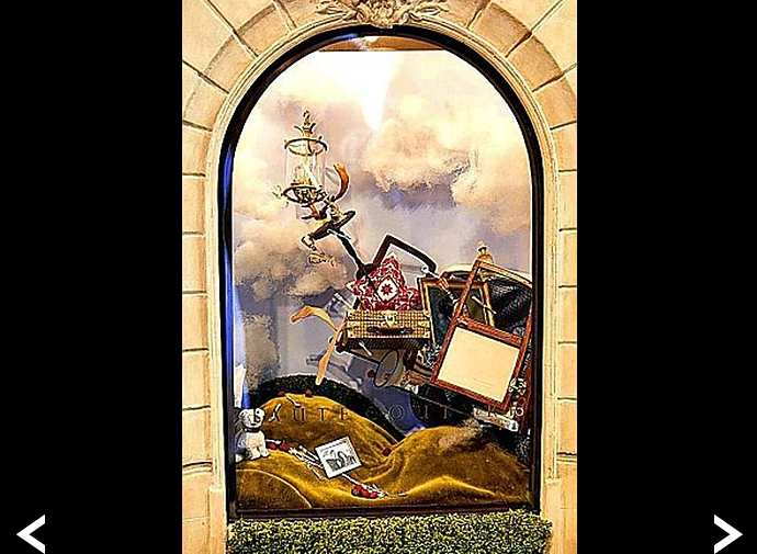 Một cửa sổ cửa hiệu khác với hình ảnh các đồ vật được xếp một cách nghệ thuật.