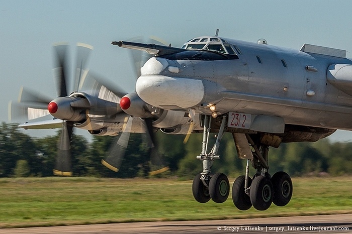 Sieu may bay nem bom Nga chuan bi ra sao truoc khi cat canh? hinh anh