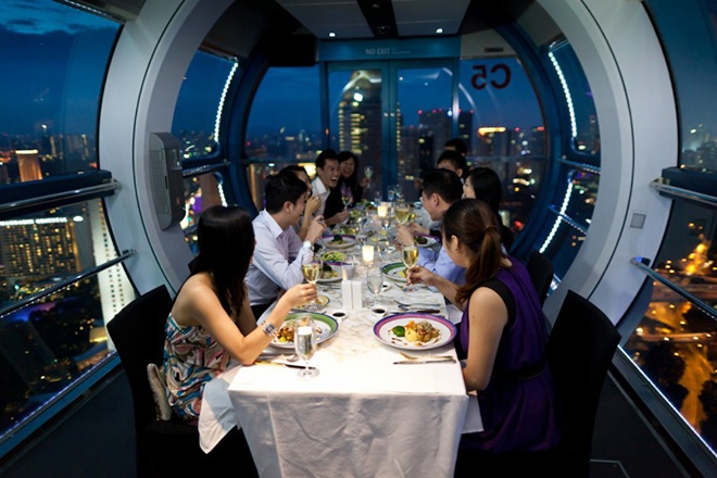  6. Nhà hàng Sky Dining ở toà nhà The Singapore Flyer, Singapore Nhà hàng đặc biệt này cũng mang tới cho thực khách trải nghiệm ấn tượng từ trên cao, đặc biệt là vào lúc bình minh trên vịnh Marina Bay Sands. 