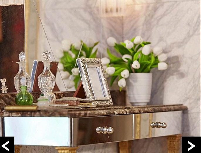 Một góc bàn xinh đẹp với khung cảnh, lọ hoa, chai nước hoa, lược chải đầu - thứ mà các cô gái đều yêu thích.