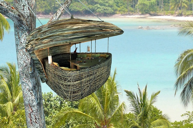 8. Nhà hàng Tree Pod Dining - Soneva Kiri ở Koh Kood, Bangkok, Thái Lan Nhà hàng ở Soneva Kiri có phong cách thiết kế có phần siêu thực khi cho phép các thực khách thưởng thức các món ăn trong một một cái lồng đan bằng tre ở độ cao gần 5m. Cái lồng này sẽ được đưa lên các độ cao khác nhau của cây để các thực khách có thể vừa thưởng thức món ăn vừa ngắm phong cảnh.