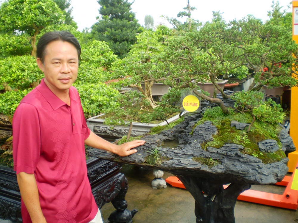 Anh Công bên tác phẩm tiểu cảnh - ngoa tùng hòn non bộ của mình vừa đoạt giải vàng 2010. 