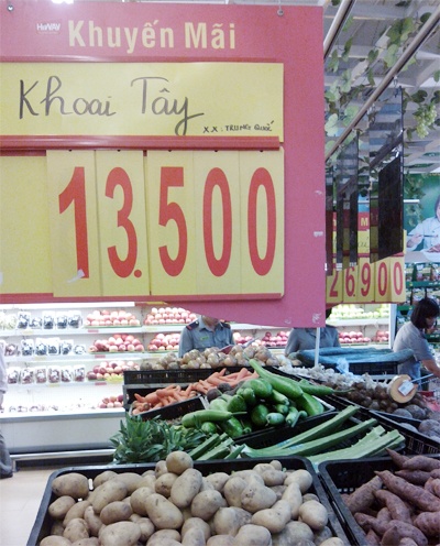 Khoai tây Trung Quốc được bán với giá rẻ.