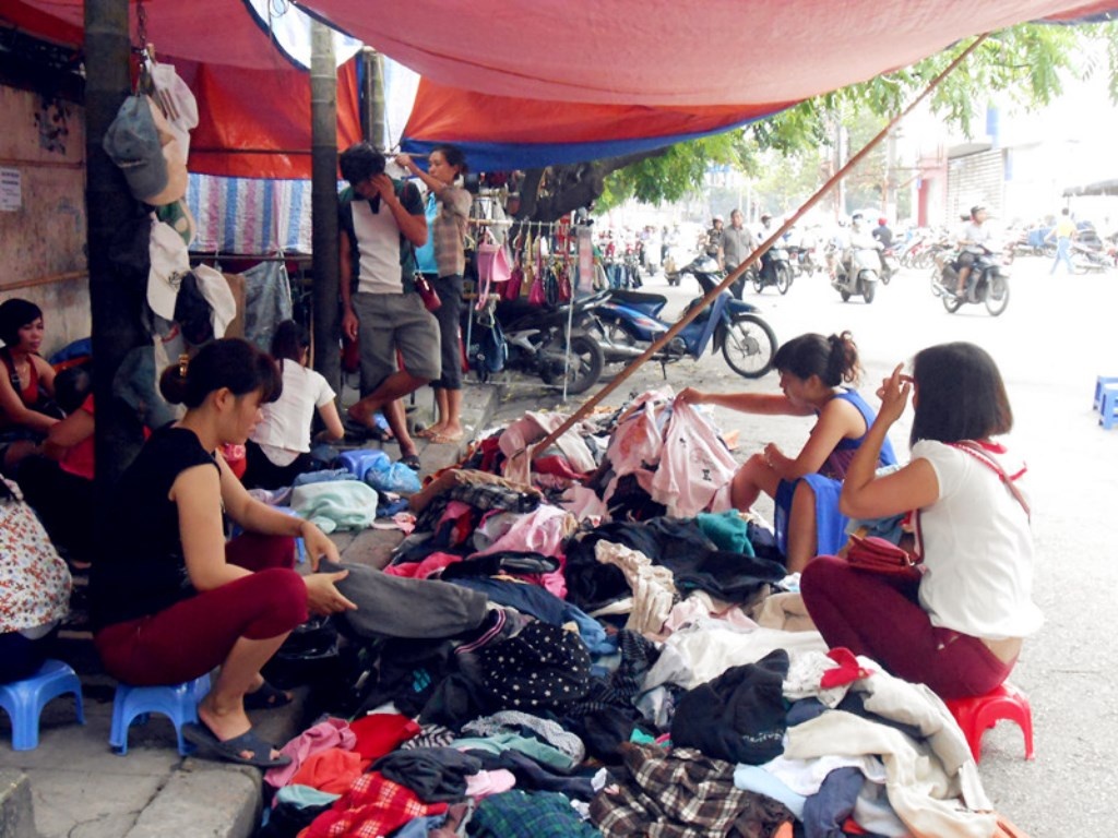 Vừa chớm thu, nhiều chị em đã rủ nhau đi bới tìm áo thu, đông hàng thùng.