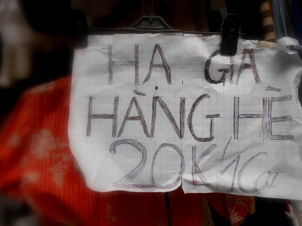 Các mẫu áo hè khác được hạ giá xuống còn 20.000 đồng/chiếc chưa mặc cả.