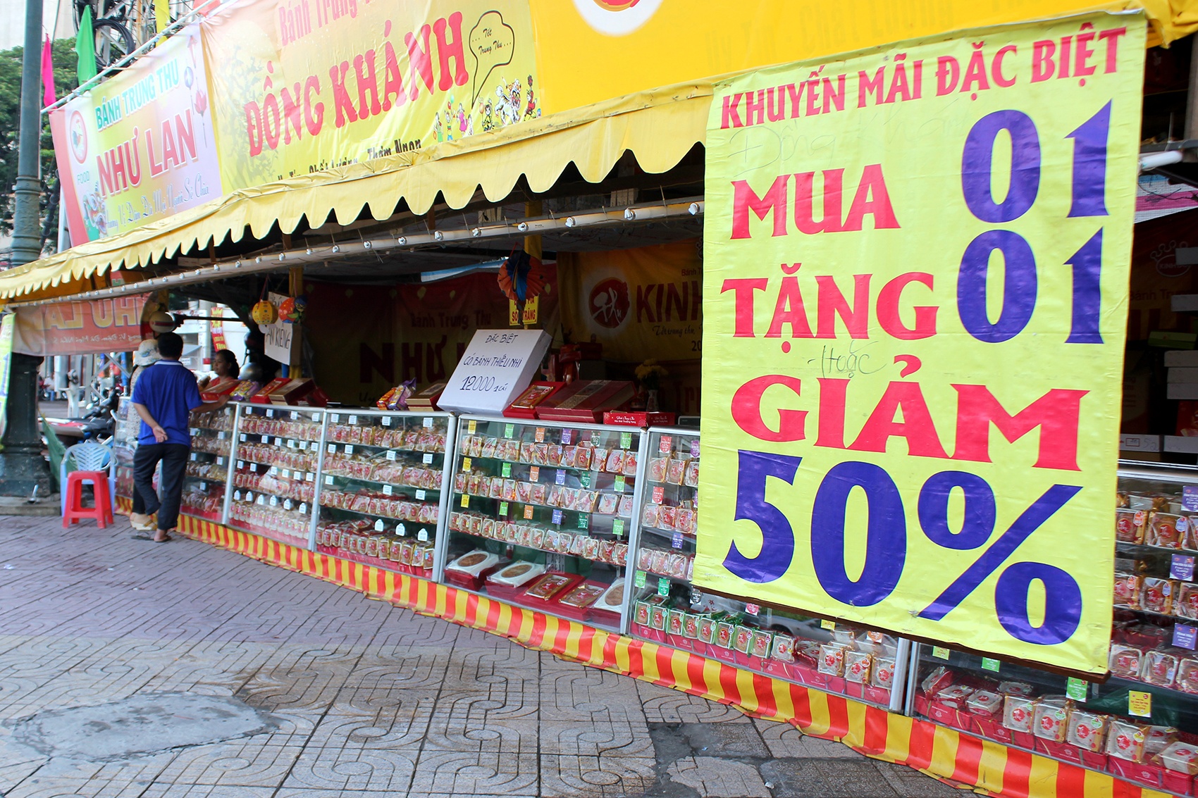 Banh trung thu treo bang mua 1 tang 1 truoc ram 2 tuan hinh anh